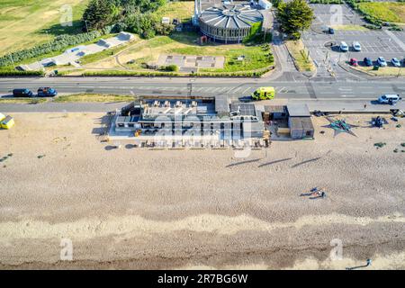 The Beach Cafe sul lungomare di East Beach a Littlehampton, Inghilterra meridionale, vista aerea. Foto Stock