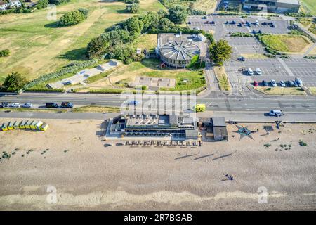 The Beach Cafe sul lungomare di East Beach a Littlehampton, Inghilterra meridionale, foto aerea. Foto Stock