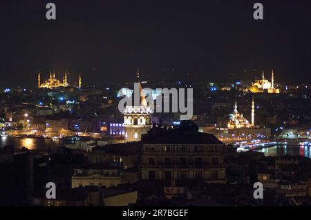 Vista sul tetto di notte della Torre Galata e della Moschea Blu e di Hagia Sophia sullo sfondo visto sul Corno d'Oro a Istanbul, Turchia Foto Stock