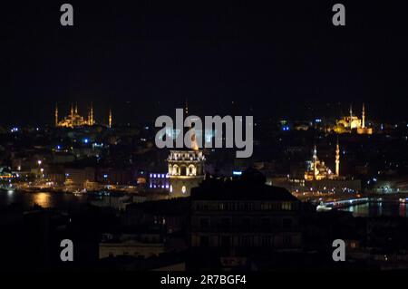 Vista sul tetto di notte della Torre Galata e della Moschea Blu e di Hagia Sophia sullo sfondo visto sul Corno d'Oro a Istanbul, Turchia Foto Stock