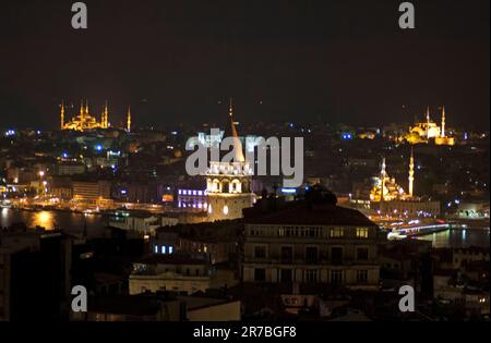 Vista sul tetto di notte della Torre Galata e della Moschea Blu e di Hagia Sophia sullo sfondo visto sul Corno d'Oro a Istanbul, Turchia Foto Stock