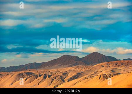 Vista del paesaggio che circonda la città di Antofagasta nel nord del Cile. Foto Stock