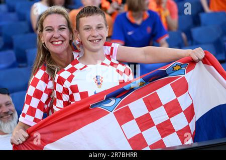 Rotterdam, Paesi Bassi. 14th giugno, 2023. Tifosi della Croazia prima della partita di semifinale della UEFA Nations League 2022/23 tra Paesi Bassi e Croazia a De Kuip il 14 giugno 2023 a Rotterdam, Paesi Bassi. Foto: Marko Lukunic/PIXSELL Credit: Pixsell/Alamy Live News Foto Stock