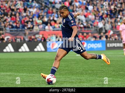 10 giugno 2023; Christian Makoun (6), difensore della rivoluzione del New England, spara contro l'Inter Miami CF durante il primo tempo a Foxborough, Massachusetts. Eric Canha/CSM Foto Stock