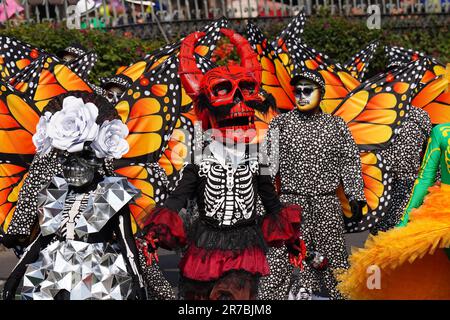 Artisti in costume come scheletri e diavoli ballano durante la Grande Parata dei morti per celebrare la vacanza di dia de los Muertos sul Paseo de la Reforma, 29 ottobre 2022 a Città del Messico, Messico. Foto Stock