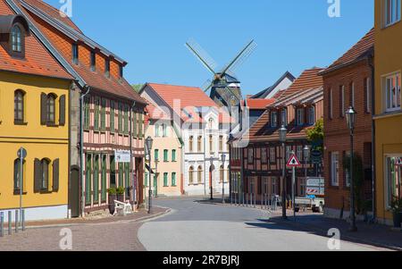 Röbel, Meclemburgo-Pomerania occidentale, Germania - 08 maggio 2023: Case a graticcio e un mulino a vento caratterizzano il paesaggio urbano di Röbel Foto Stock