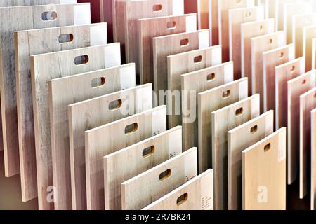 Campioni di decorazione di pannelli in legno per le pareti e il pavimento in negozio Foto Stock