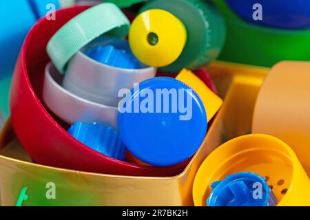 Vari tappi a vite e tappi in plastica per il riciclaggio Foto Stock