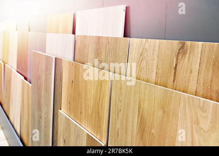 Campioni di decorazione di pannelli in legno per le pareti e il pavimento in negozio Foto Stock