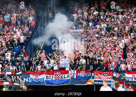 ROTTERDAM - tifosi della Croazia durante la semifinale della UEFA Nations League tra Paesi Bassi e Croazia allo stadio di Feyenoord de Kuip il 14 giugno 2023 a Rotterdam, Paesi Bassi. ANP KOEN VAN WEEL netherlands out - belgium out Foto Stock