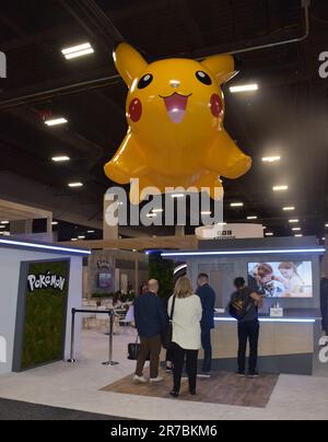 (230614) -- LAS VEGAS (Stati Uniti), 14 giugno 2023 (Xinhua) -- la gente visita Licensing Expo 2023 a Las Vegas, Stati Uniti, il 13 giugno 2023. Migliaia di importanti rivenditori, produttori e licenziatari di tutto il mondo si sono riuniti a Las Vegas, stato USA del Nevada, questa settimana per Licensing Expo 2023, la fiera più importante al mondo per le licenze. La mostra, che si svolge da martedì a giovedì, offre ai rivenditori, ai licenziatari e ai produttori l'opportunità di entrare in contatto con i più influenti proprietari di marchi aziendali, personaggi, opere d'arte e di intrattenimento del mondo, oltre che con gli agenti per scoprire i marchi, d Foto Stock