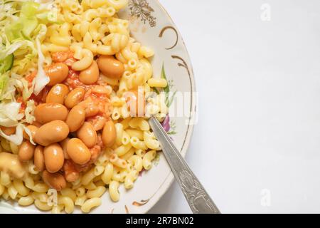 pasta e cavolo su un piatto su fondo bianco Foto Stock