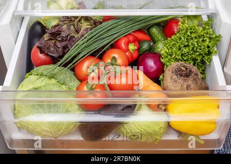 Scomparto verdure del frigorifero pieno di verdure fresche. Foto Stock