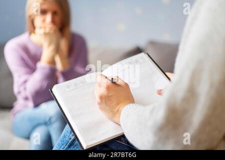 Sessione di psicoterapia, una donna sta parlando con la sua psicologa nel suo ufficio Foto Stock