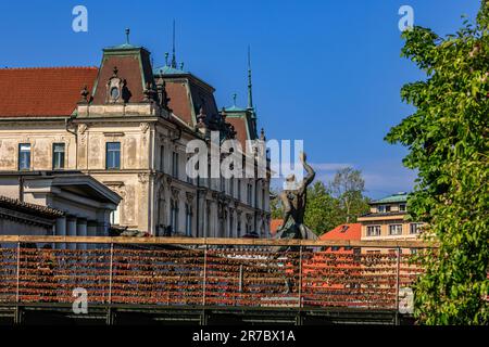 centinaia di lucchetti rossi d'amore sono appesi ai lati del ponte dei macellai con le sue sculture in bronzo che attraversano la cavalcata ljubljianica fino al mercato centrale Foto Stock