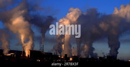 Camini di fabbrica che spewing l'inquinamento nel fumo del cielo che  aumenta le sostanze inquinanti nell'aria Foto stock - Alamy