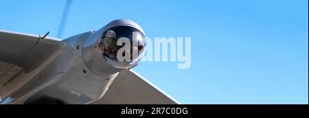 Telecamera nella testa di un drone militare senza equipaggio primo piano, moderne attrezzature militari Foto Stock