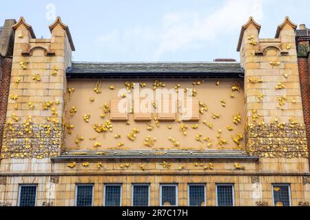 Primo piano delle sculture dorate in foglia d'oro all'esterno della Whitechapel Gallery di Londra, Regno Unito. Foto Stock