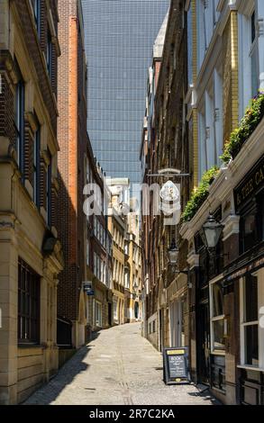 Londra, Regno Unito - 14 maggio 2023: Strada stretta di Lovat Lane nella città di Londra con skyline dominato da grattacielo Foto Stock