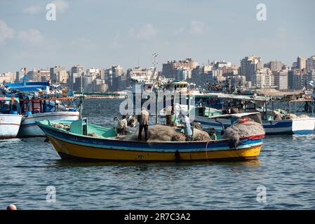 Alessandria, Egitto. Dicembre 3rd 2022 pescatori locali e barche da pesca ormeggiate nel porto mediterraneo della città egiziana Delta porto di Alexandr Foto Stock