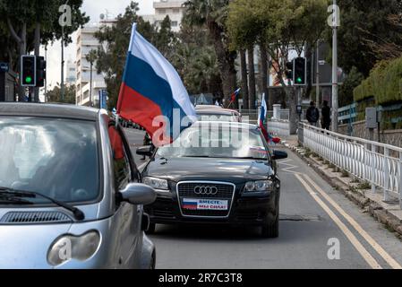 Larnaca, Cipro - 26 marzo 2022: Vetture con bandiere della Russia durante il Rally Pro-Russo a Larnaca Foto Stock