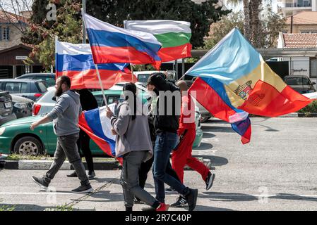 Larnaca, Cipro - 26 marzo 2022: Vetture con bandiere della Russia durante la manifestazione Pro-Russa nella zona di Foinikoudes a Larnaca Foto Stock