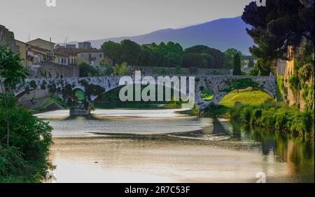 Antico ponte in pietra sul fiume Bisenzio nella città di Prato, in Toscana, Italia Foto Stock