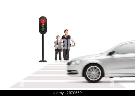Due scolari che sventolano al semaforo e guidano in auto sulla strada isolata su sfondo bianco Foto Stock