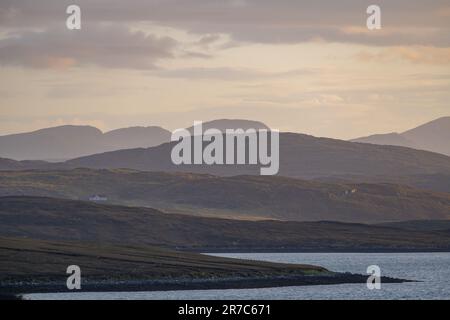 Guardando verso le montagne al largo di Harris da Breascleit su Lewis. Foto Stock