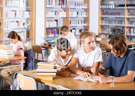 Adolescenti che trascorrono del tempo in biblioteca Foto Stock