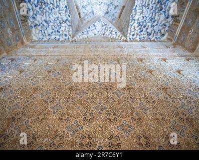 Particolare della decorazione murale dello stucco nella Sala degli Aberraggi (Sala de los Abencerrajes) ai palazzi Nasridi dell'Alhambra - Granada, Andalusia, Spagna Foto Stock