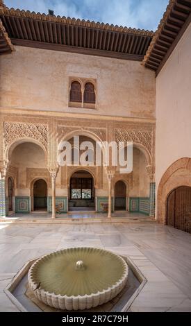 Cortile con stanza dorata (patio del Cuarto Dorado) ai palazzi Nasridi dell'Alhambra - Granada, Andalusia, Spagna Foto Stock