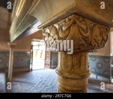 Capitale della colonna nella Sala del Consiglio (Sala del Mexuar) ai palazzi Nasridi dell'Alhambra - Granada, Andalusia, Spagna Foto Stock