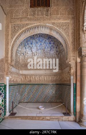 Nicchia ornata presso la Corte dei Mirti (patio de los Arrayanes) nel Palazzo di Comares ai palazzi Nasridi dell'Alhambra - Granada, Andalusia, Spagna Foto Stock