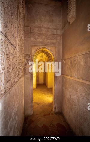 Corridoio all'interno del Palazzo di Comares ai palazzi Nasridi dell'Alhambra - Granada, Andalusia, Spagna Foto Stock