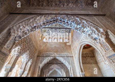 Arco con Muqarnas nella Sala dei Re (Sala de los Reyes) ai palazzi Nasridi dell'Alhambra - Granada, Andalusia, Spagna Foto Stock