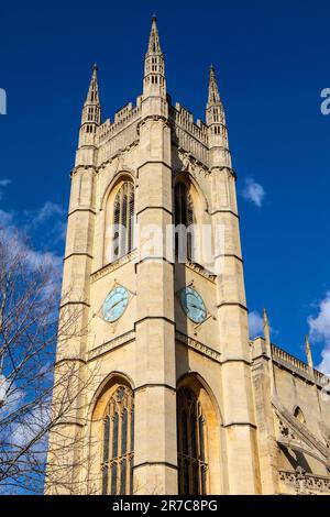 La torre di San Lukes Church, situata in Sydney Street a Chelsea, Londra, Regno Unito. Foto Stock