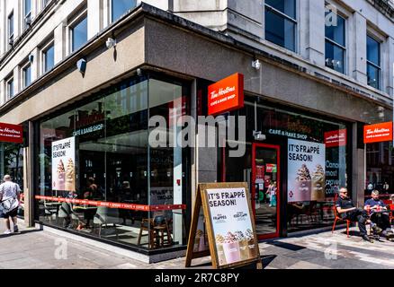 Tim Hortons Cafe and Bake Shop, Fountain Street, Belfast, Irlanda del Nord. Catena canadese per il caffè, più piatti leggeri, dolci e sandwich per la colazione Foto Stock