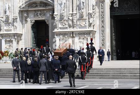 Milano, Italia. 14th giugno, 2023. La scrigno di Silvio Berlusconi arriva al Duomo di Milano il 14 giugno 2023. Migliaia di lutto hanno affollato la zona intorno al Duomo di Milano mercoledì a Milano per salutare Silvio Berlusconi, il magnate dei media italiani e l'ex primo ministro che è morto lunedì all'età di 86 anni. Credit: Alberto Lingria/Xinhua/Alamy Live News Foto Stock