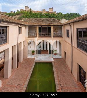 Casa di Zafra cortile con Alhambra sullo sfondo - Granada, Andalusia, Spagna Foto Stock