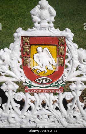 Targa cittadina sulla panchina del parco nel Parque Principal Francisco Cantón Rosado Valladolid Messico Foto Stock