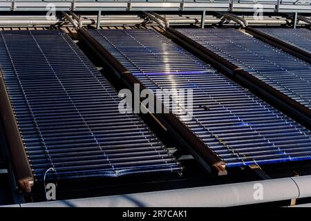 Installazione su un tetto di grandi piastre termoelettriche solari per il riscaldamento. Foto Stock