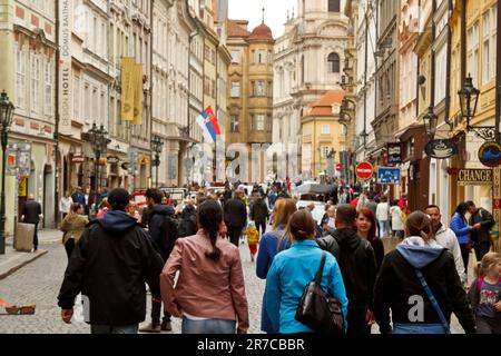 Praga. 10.05.2019: I turisti di aspetto asiatico camminano lungo la strada principale della città. I passanti scattano foto delle attrazioni turistiche e scattano selfie Foto Stock