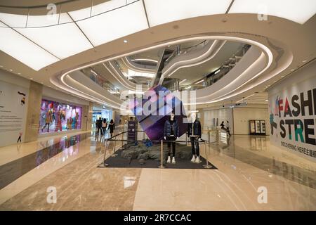 SHENZHEN, CINA - 27 NOVEMBRE, 2019: Manichini vestiti e installazione visto al centro commerciale di One Avenue. Foto Stock