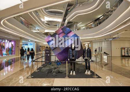 SHENZHEN, CINA - 27 NOVEMBRE, 2019: Manichini vestiti e installazione visto al centro commerciale di One Avenue. Foto Stock