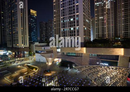 SHENZHEN, CINA - 27 NOVEMBRE, 2019: Vista dal centro commerciale One Avenue nel centro di Shenzhen di notte. Foto Stock