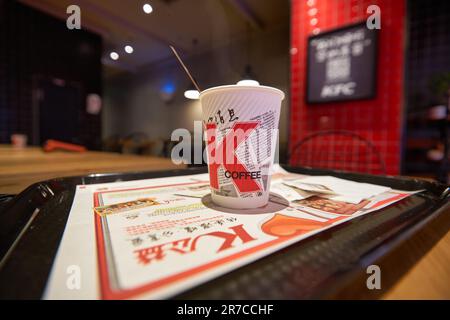 SHENZHEN, CINA - 27 NOVEMBRE 2019: Tazza di caffè servita su vassoio nel K Coffee Outlet presso il ristorante fast food KFC nel centro commerciale One Avenue. Foto Stock