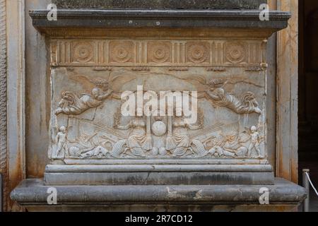 Colonna scolpita con scena al Palazzo di facciata Carlo V in Alhambra - Granada, Andalusia, Spagna Foto Stock