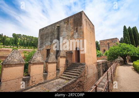 Torre del Giudice (Torre del Cadi) e Torre del Captive (Torre de la Cautiva) al Paseo de las Torres in Alhambra - Granada, Andalusia, Spagna Foto Stock