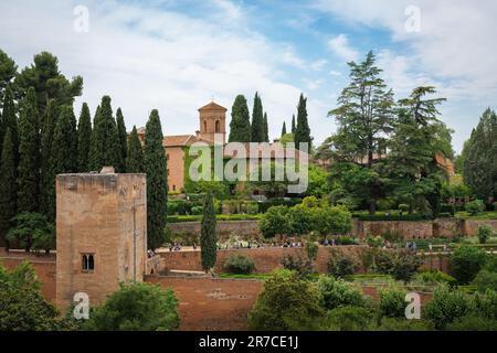 Vista sull'Alhambra con la Torre del Captive (Torre de la Cautiva) e il Convento di San Francisco - Granada, Andalusia, Spagna Foto Stock